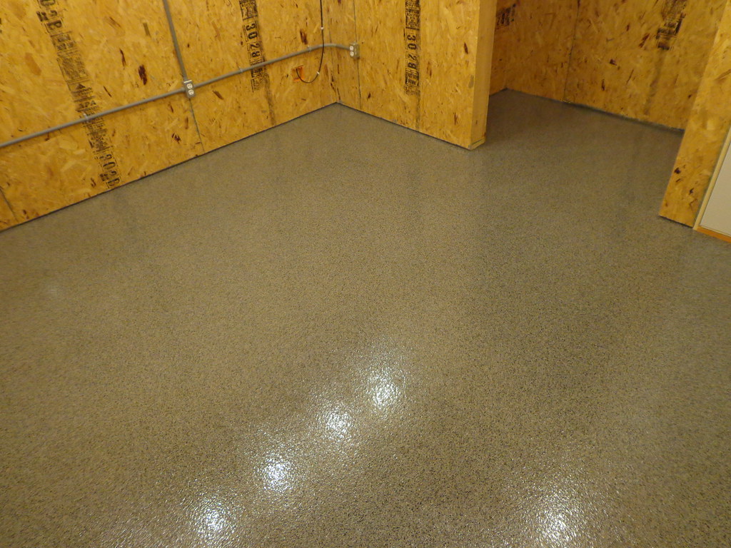 Oficina con piso epóxico flake
